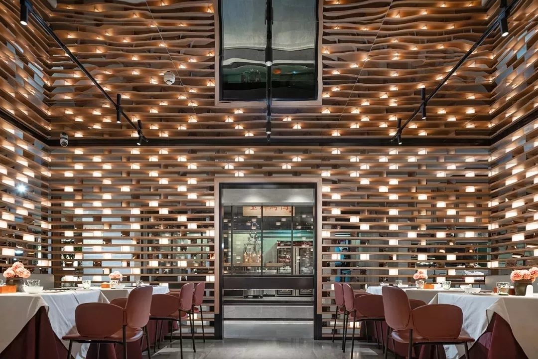 象山大鸭梨烤鸭店以全新的餐饮空间设计，冲破品牌桎梏，重塑品牌形象