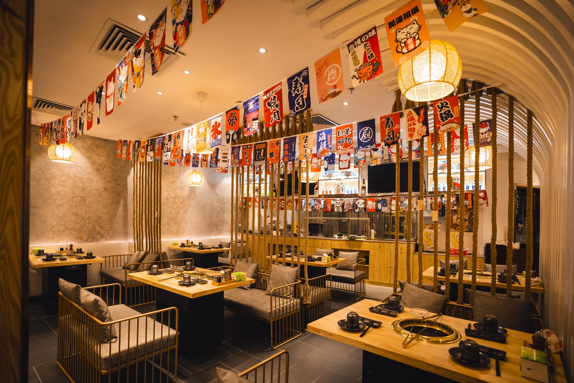象山如何通过深圳餐饮空间设计来确定餐厅的装修风格？